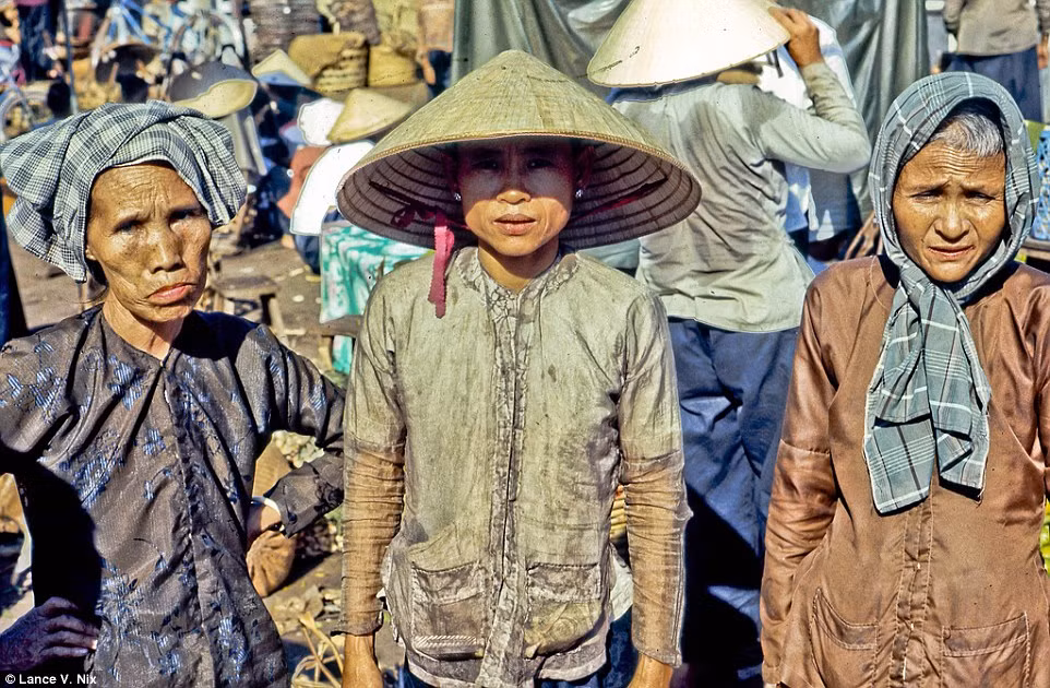 Hình ảnh lam lũ, vất vả của những người phụ nữ bán hàng tại một khu chợ ở Mỹ Tho.