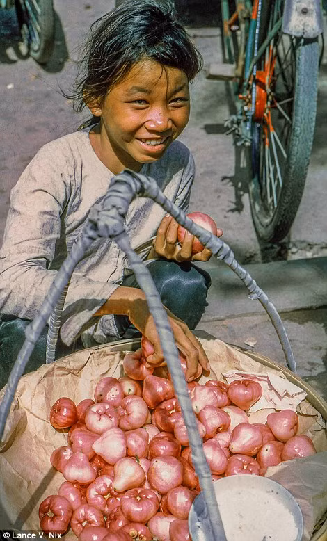 Bé gái nở nụ cười rạng rỡ khi đi bán quả roi.