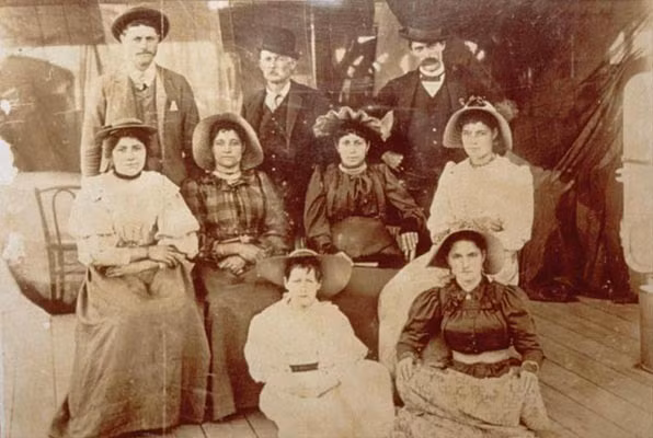 Vào những năm 1900, khi sưu tầm ảnh của các vị lãnh đạo, nữ hoàng Victoria đã cử một nhiếp ảnh gia Anh tới đảo để chụp hình những thành viên của hoàng tộc Tavolara. Hiện bức ảnh sau này được trưng bày trong cung điện Buckingham với ghi chú "Vương quốc nhỏ nhất thế giới". Ngày nay, một bản sao bức ảnh lớn hơn được treo trong nhà hàng của Tonino tại vương quốc Tavolara.