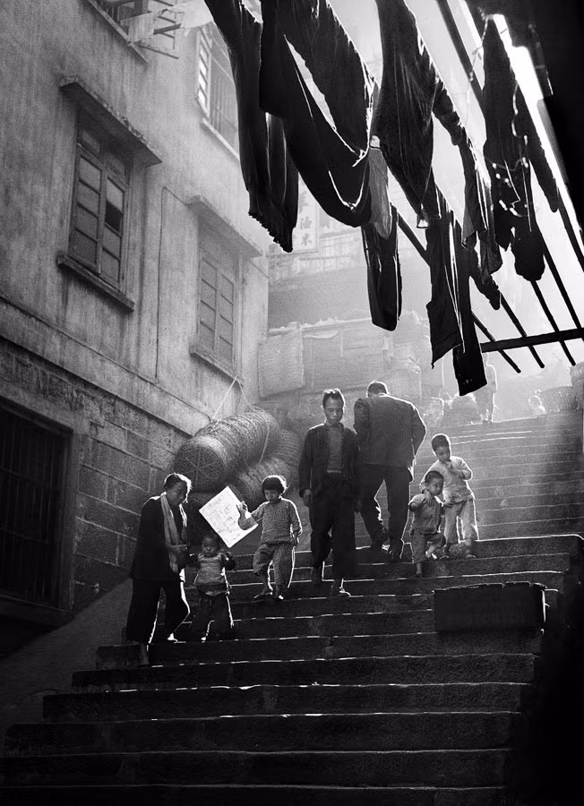 Vào những năm 1950 - 1960, cuộc sống khốn khó của một bộ phận người dân Hong Kong được nhiếp ảnh gia Fan Ho ghi lại.