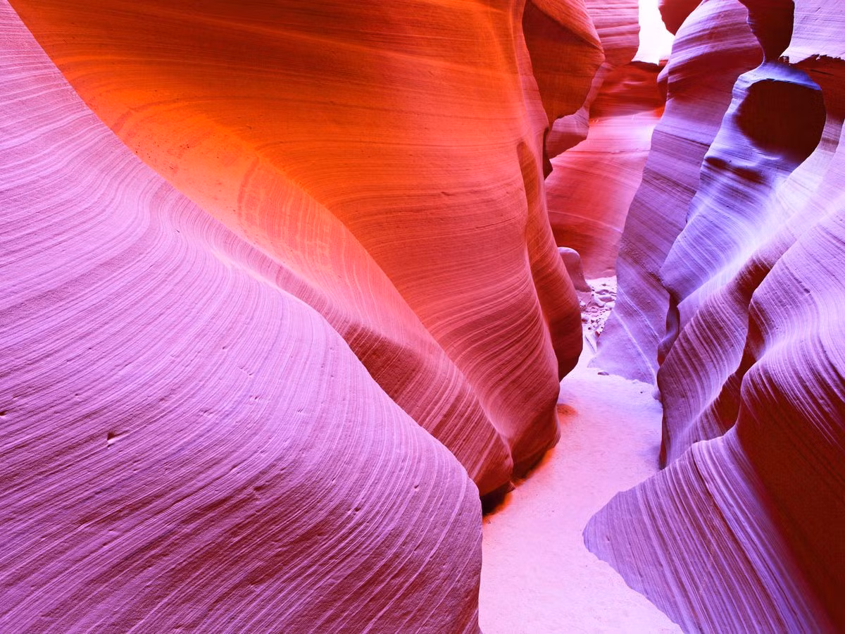 Vẻ đẹp kỳ ảo của hẻm núi Antelope ở Arizona. Đây là hẻm núi được chụp hình nhiều nhất ở Tây Nam Mỹ với hình dạng kỳ vĩ của những "sóng" đá tuyệt đẹp.