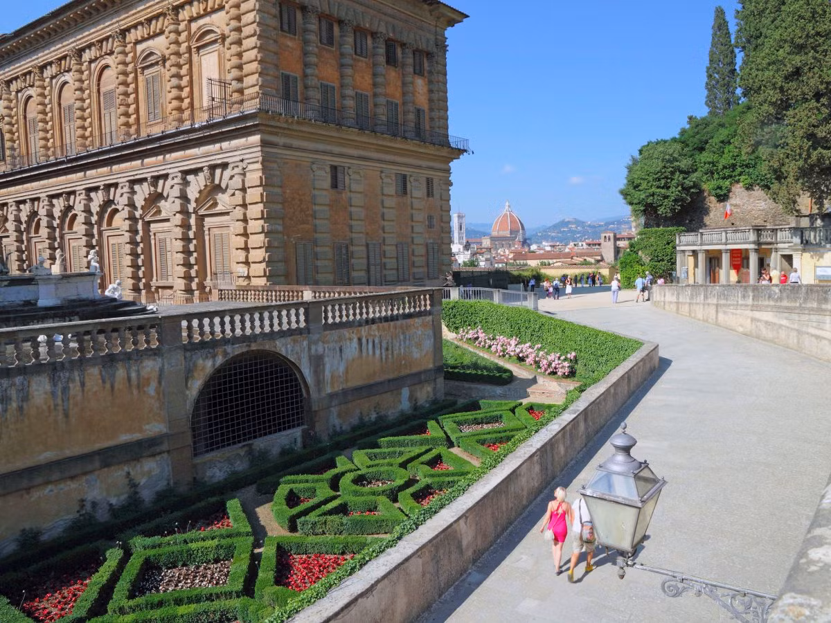 Cung điện Palazzo Pitti nằm ở phía Nam sông Arno, Florence, Italy. Công trình lộng lẫy này thuộc sở hữu của dòng họ tài chính Medici. Khi đến đây, du khách có thể ngắm nhìn những bộ sưu tập nghệ thuật hiện đại, những đồ đạc bằng bạc, sứ cùng các bộ trang phục truyền thống và bộ xe ngựa thời xưa bên trong kiệt tác kiến trúc ấn tượng thế giới này.