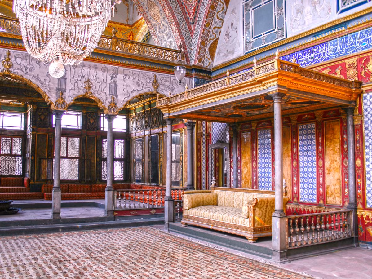 Cung điện Topkapi từng là nơi ở chính thức của hoàng gia Thổ Nhĩ Kỳ trong gần 400 năm lịch sử. Hoàng đế Sultan Mehmet II cho người xây dựng công trình này vào năm 1459. Bên trong cung điện Topkapi, khu dành cho hậu cung (nơi các cung phi, mỹ nữ của hoàng đế ở) có tới 400 phòng cùng với các công trình khác như: nhà thờ Hồi giáo, bệnh viện, nhà bếp, tiệm làm bánh ngọt, cơ sở đúc tiền...