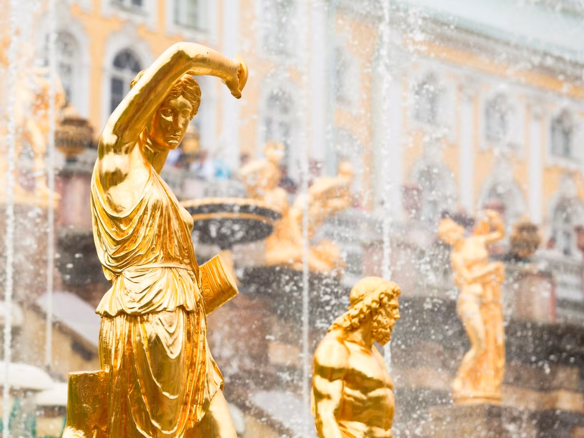 Cung điện mùa hè (Peterhof) của Nga nằm bên dòng sông Neva xinh đẹp đã được Unesco công nhận là di sản văn hóa của thế giới. Cung điện tráng lệ này gồm 7 công viên, 20 lâu đài và tiền sảnh, 140 đài phun nước.