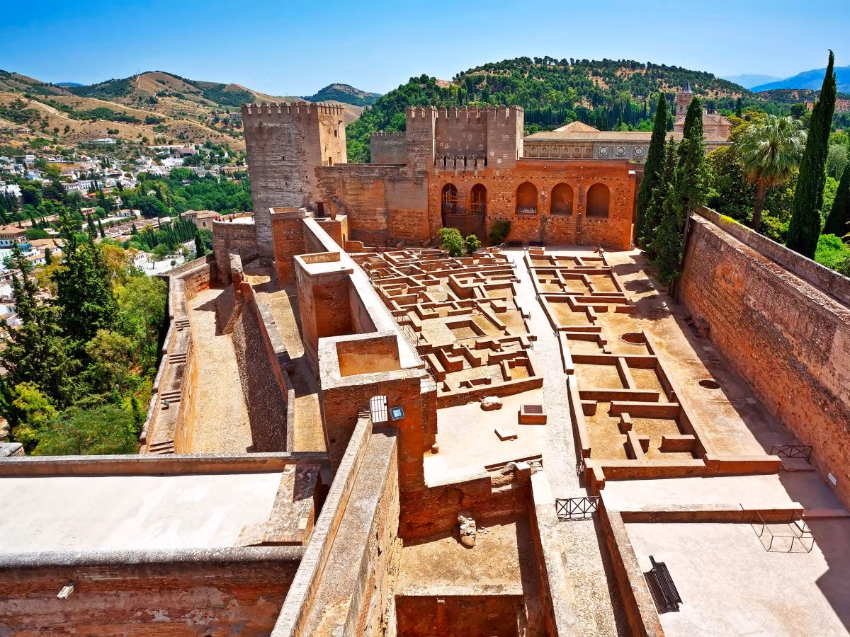 Khu lâu đài nổi tiếng Alhambra xứ Granada, Tây Ban Nha được xây dựng vào thế kỷ 13. Ban đầu, công trình được xây dựng để trở thành một pháo đài nhỏ. Sau nhiều thế kỷ trùng tu và cải tạo, kiệt tác kiến trúc này trở thành nơi ở cho 2 vị vua thời Berber là Badis ben Haus và Sultan Yusuf I.