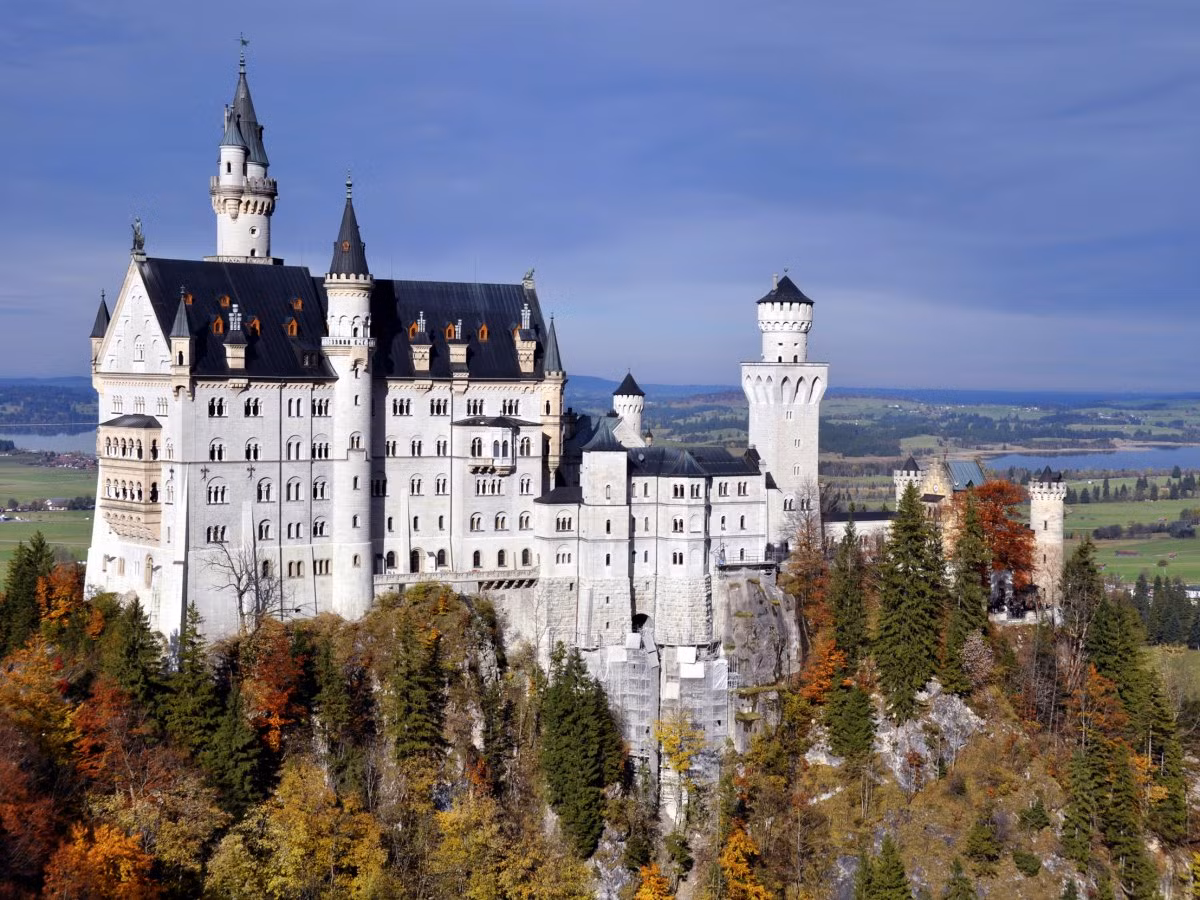 Lâu đài Neuschwanstein được xây dựng theo yêu cầu của vua Lugwig II xứ Bavaria từ năm 1869. Tên của lâu đài có nghĩa là Thiên nga Đá Mới (New Swan Stone). Điểm nổi bật trong lâu đài Neuschwanstein đó là phòng thiết triều được thiết kế đậm chất Byzantine. Căn phòng này được thiết kế, lấy cảm hứng từ nhà thờ Hagia Sophia ở Constantinople (thành phố Istanbul ngày nay).