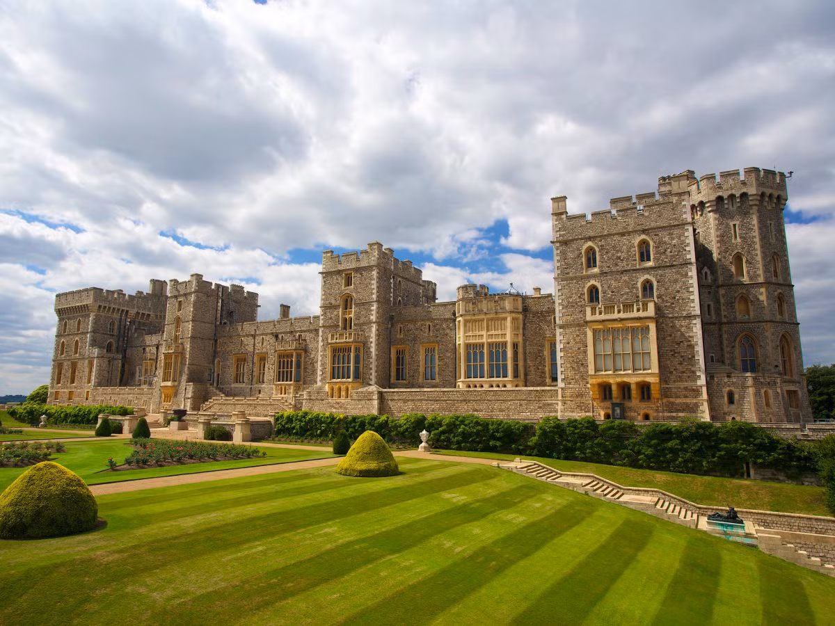 Lâu đài Windsor là công trình nổi tiếng ở Anh. Công trình này là 1 trong 3 nơi ở chính của Hoàng gia Anh kể từ thời Trung cổ. Windsor là lâu đài lớn nhất thế giới với diện tích gần 45.000 m2. Lâu đài Windsor – nơi ở chính của các triều đại Anh liên tục sửa chữa, mở rộng từ đời này sang đời khác bất chấp xảy ra các cuộc chinh chiến và chính biến.