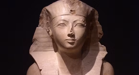 Trong 22 năm cầm quyền, bà hoàng Hatshepsut còn chỉ huy những chiến dịch quân sự thành công tại Nubia, miền Cận Đông và Syria.