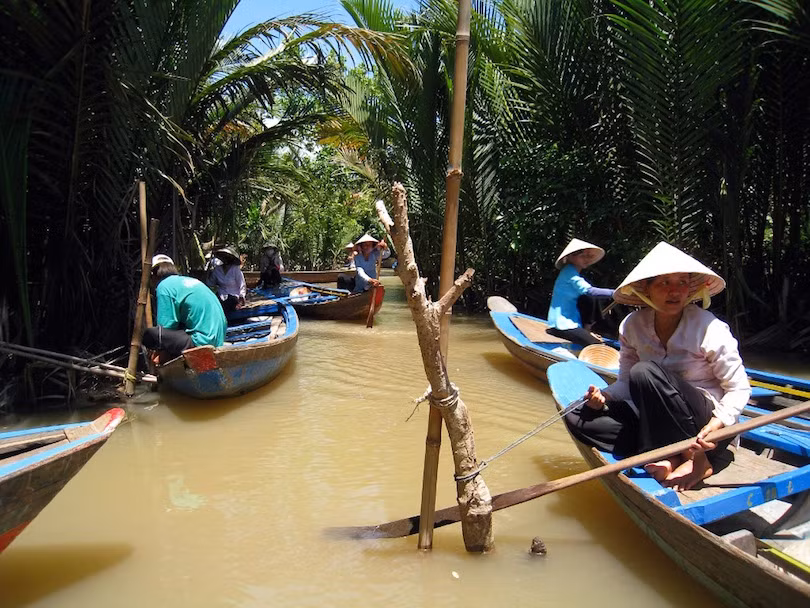 Đồng bằng sông Cửu Long với nhiều vườn cây ăn quả, cánh đồng lúa bạt ngàn cùng nhiều khu chợ nổi đầy màu sắc.