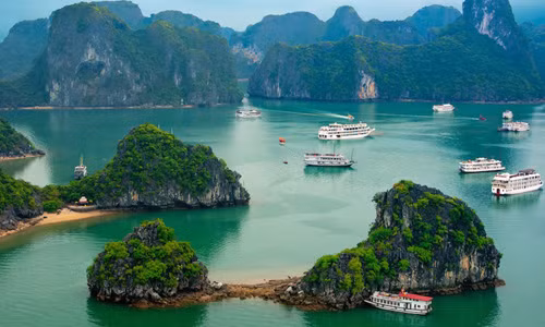 Theo trang mạng du lịch nổi tiếng thế giới Touropia, Vịnh Hạ Long là một trong 10 điểm đến ấn tượng nhất Việt Nam. Vịnh Hạ Long nằm ở bờ biển phía đông bắc của Việt Nam sở hữu vẻ đẹp ngoạn mục của nhiều đá vôi nhỏ. Những đảo đá vôi này được bao bọc bởi những rừng mưa nhiệt đới.