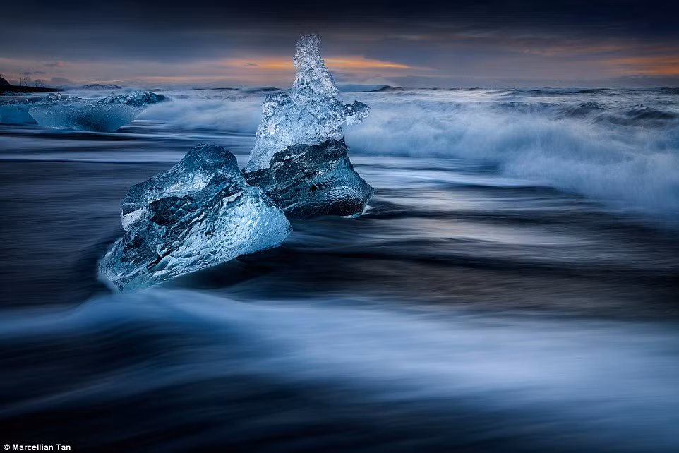 Những khối băng màu trắng trong suốt tuyệt đẹp tại khu vực bãi biển Jokulsarlon (Iceland).