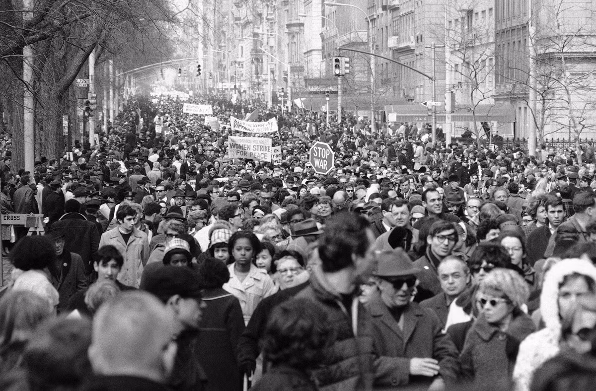 Theo ước tính có khoảng 30.000 - 35.000 người xuống đường biểu tình, phản đối Mỹ tham chiến ở chiến trường Việt Nam. Ảnh chụp tại New York, Mỹ ngày 26/3/1966.