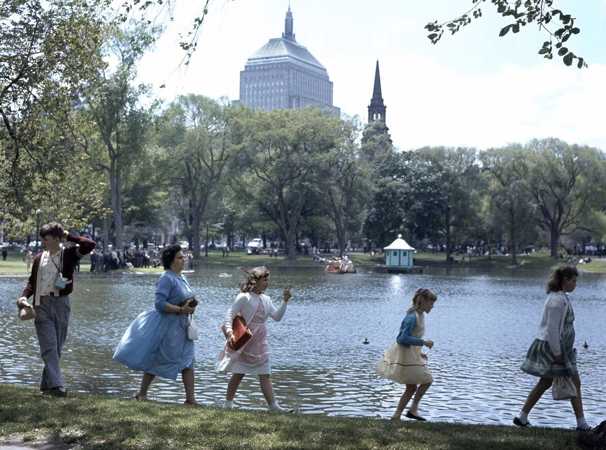Trẻ em thích thú đi dạo dọc theo một hồ nước ở Public Garden, Boston, Mỹ năm 1966.
