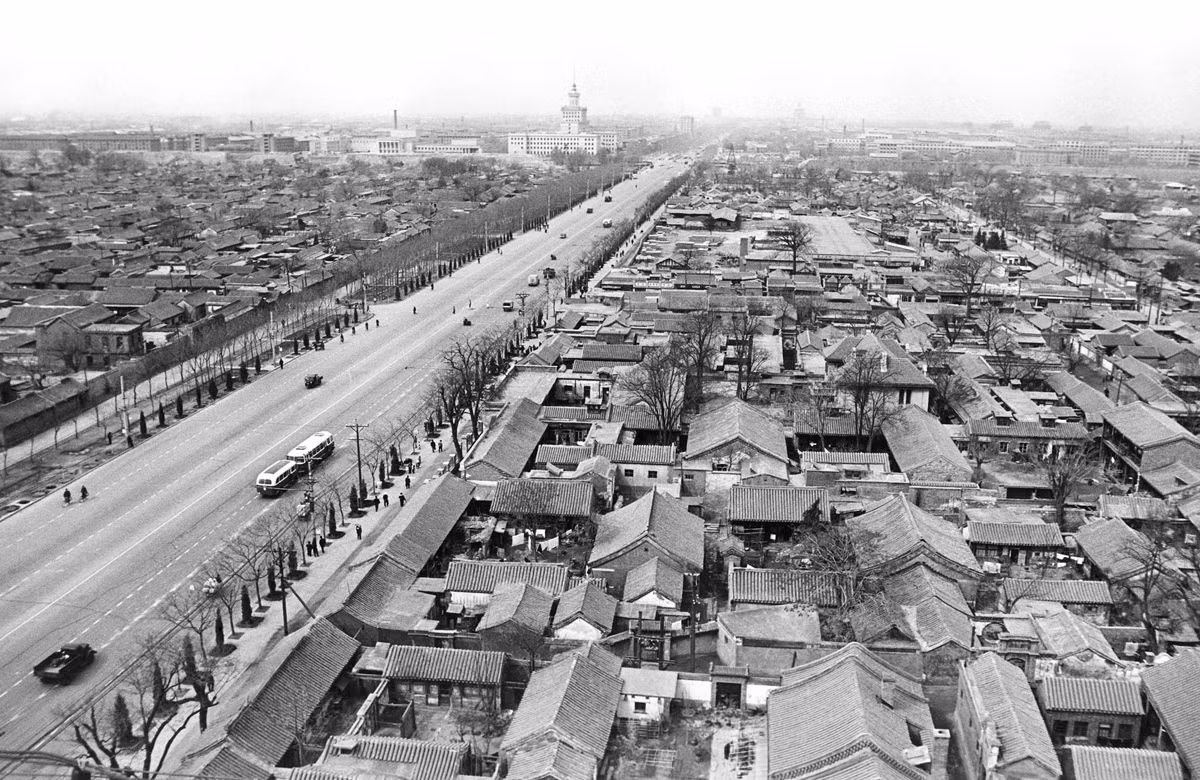 Một con đường lớn ở Bắc Kinh, Trung Quốc với những ngôi nhà truyền thống được xây dựng san sát nhau ở hai bên đường. Ảnh chụp năm 1966.