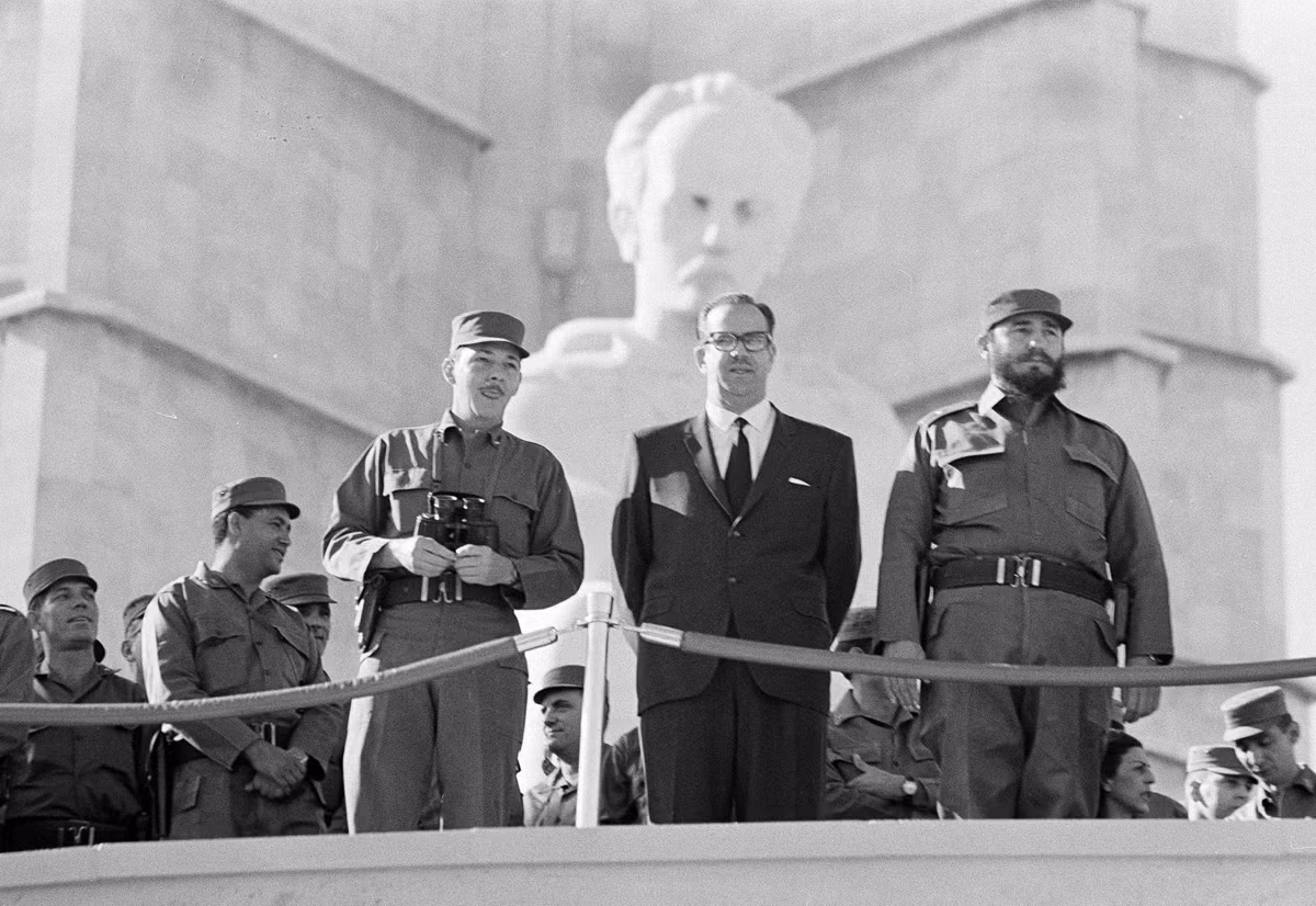 Từ phải qua trái: Thủ tướng Cuba Fidel Castro, Tổng thống Osvaldo Dortico và Đại tướng Raul Castro theo dõi một cuộc diễu hành trong buổi kỷ niệm 7 năm cách mạng lật đổ chế độ độc tài Batista ngày 1/1/1959. Ảnh chụp năm 1966 của AP.