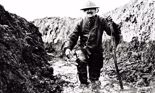 Ngay trong ngày đầu tiên nổ ra trận đánh Somme, khoảng 57.000 binh sĩ thuộc lục quân Anh thiệt mạng. Trong ảnh là một binh sĩ chật vật đi qua đường hào ngập bùn ở mặt trận Fonquevilliers.