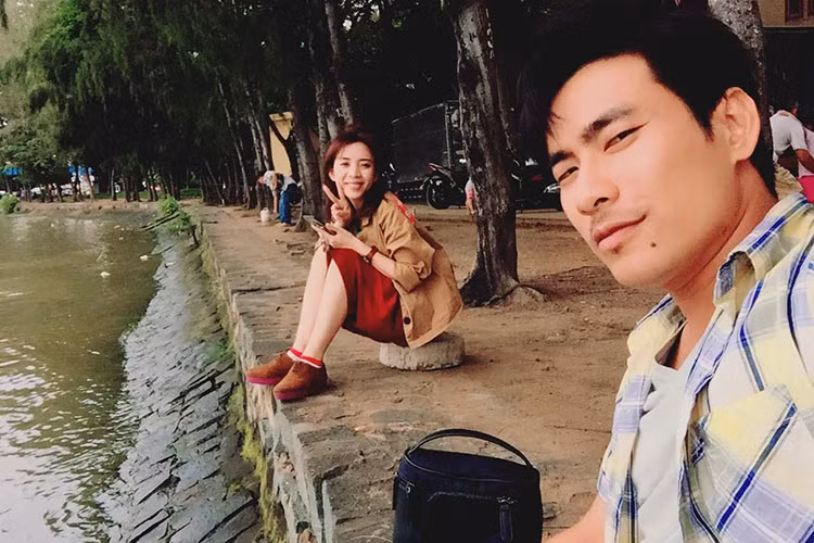 Kiều Minh Tuấn chụp ảnh tự sướng cùng Thu Trang trên phim trường.