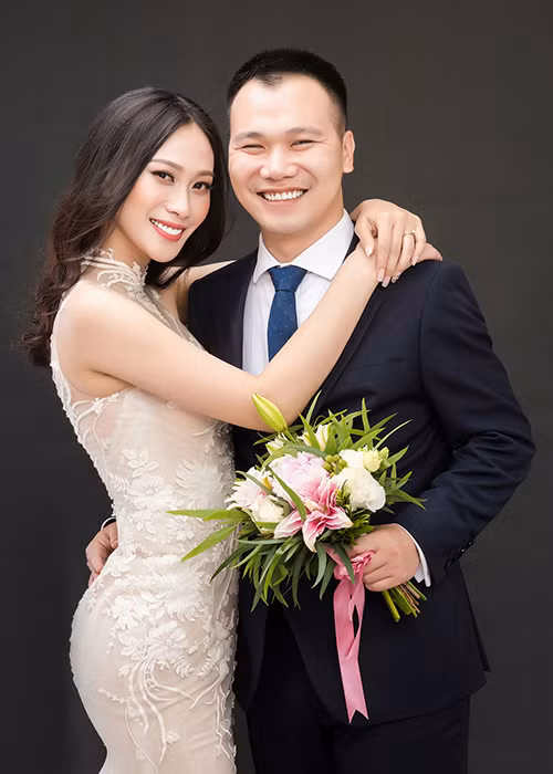 Ông xã của Vân Quỳnh trông điển trai và xứng đôi với người đẹp sinh năm 1993.