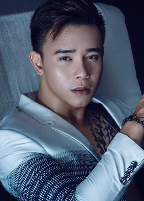 Tiếp tục gánh thêm những món nợ mới do mẹ gây ra, Đông Hùng quá mệt mỏi. Anh buộc phải lên tiếng cầu xin mọi người không cho mẹ của anh vay tiền nữa, cũng như mong mẹ hãy thương anh và em trai của anh. Ảnh: FBNV