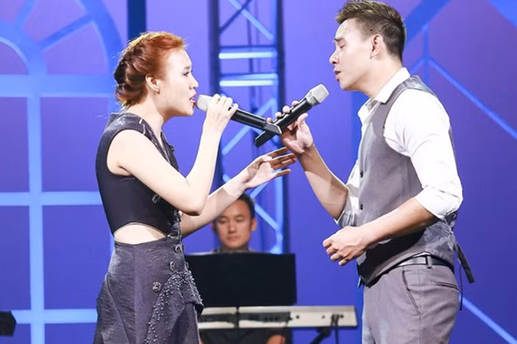 Sau khi rời cuộc thi Vietnam Idol 2014, Đông Hùng và Phương Linh tiếp tục gắn bó trong cả cuộc sống lẫn công việc. Cả hai luôn kết hợp ăn ý khi thể hiện các ca khúc về tình yêu trên sân khấu. Ảnh: VTV