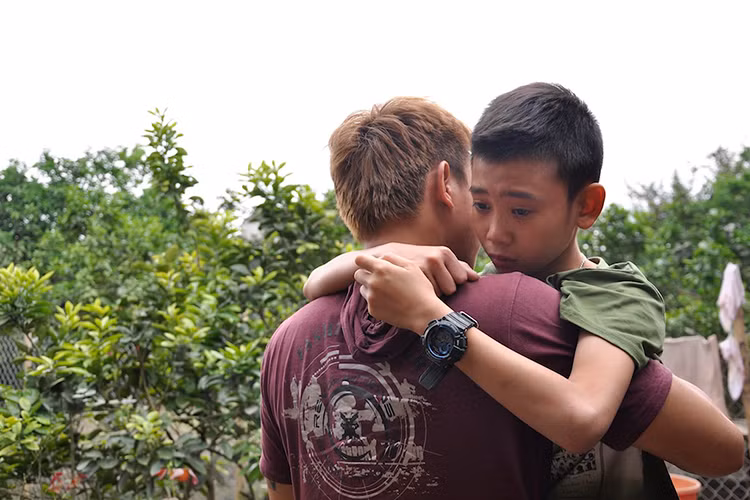 Đông Hùng sinh năm 1993 trong một gia đình không có ai theo đuổi nghệ thuật. Nam ca sĩ có một cậu em trai kém anh 10 tuổi. Trong ảnh, trở về nhà sau khi lọt top 4 Vietam Idol 2014, Đông Hùng được em trai chạy ra cổng đón rồi ôm chầm lấy gây xúc động. Ảnh: Người đưa tin