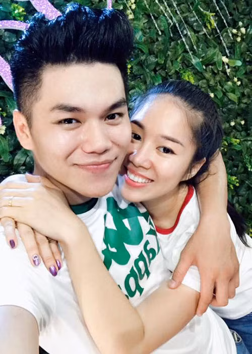 Cặp vợ chồng sao Việt Lê Phương - Trung Kiên quấn quýt sau đám cưới. “Hình bữa nhóm họ tươi như bông luôn cả nhà hen, chả bù cho bữa nay, hai đứa đi gửi thiệp mời chưa hết ngày mà phờ phạc, xanh lè xanh lét, hông dám up hình thiệt luôn. Sẽ nhớ mãi những phút giây này, chồng ơi!”, Lê Phương tâm sự.