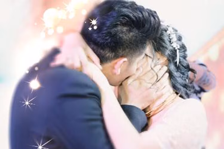  Lê Phương tiết lộ đêm tân hôn với chồng trẻ. “Hãy mang cho em một tình yêu thật chân thành, thủy chung. Em chỉ cần như thế! Mỗi đêm, vai anh là chiếc gối ấm êm. Dìu em vào bình yên, cho giấc ngủ em say!”, nữ diễn viên chia sẻ.