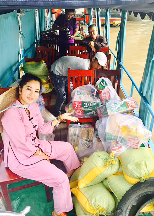 Diễn viên hài Thúy Nga đi phát quà từ thiện tại chợ nổi Cái Răng, Cần Thơ là một trong những tin tức sao Việt trong ngày 9/8.
