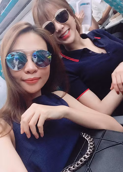 Diệp Lâm Anh (phải) đón sinh nhật cùng Đàm Thu Trang tại Đài Loan.