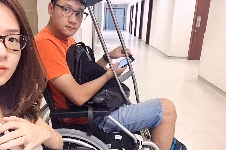 Đạo diễn Khải Anh bị chấn thương tràn dịch khớp gối là một trong những tin tức sao Việt trong ngày 22/8.