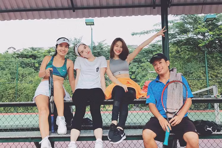 Linh Chi (thứ ba bên phải) vui vẻ đi đánh tennis cùng Ngọc Trinh và bạn bè. Giữa ồn ào chia tay Lâm Vinh Hải, Linh Chi bày tỏ yêu cuộc sống hiện tại.