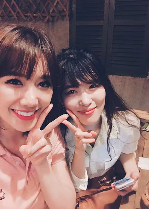 Hari Won khoe bạn thời tuổi teen xinh đẹp của mình với người hâm mộ.