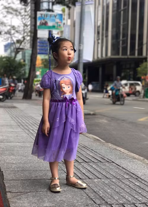 Con gái Huy Khánh diện váy công chúa đi biểu diễn cho trường dù đang bị ốm.