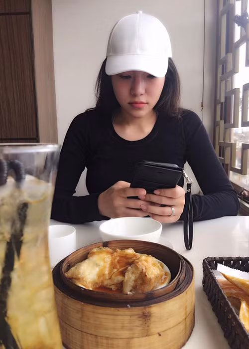 Vũ công Hiền Sến đăng tải hình ảnh bạn gái Lý Phương Châu đồng thời viết: "Gần như là chả mấy khi có dịp đi ăn sáng cùng nhau. Mình thì toàn thức đêm, làm trễ rồi hôm sau dậy sát giờ đi làm thôi! Hôm nay, không thấy đoàn phim báo lịch nên tranh thủ chở bạn ấy đi ăn sáng. Nhưng vẫn là nịnh mãi bạn ấy mới đồng ý đi".