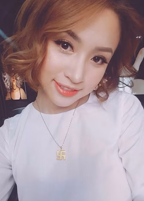 MC Vân Hugo thay đổi kiểu tóc dài sang tóc ngắn sau nhiều sao Việt như: Quế Vân, Ngọc Trinh, Ngô Thanh Vân...
