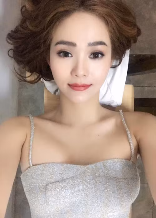 Minh Hằng khoe ảnh xinh đẹp không tỳ vết trên phim trường.