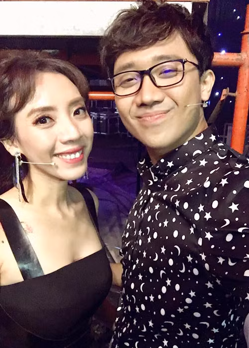 Trấn Thành đăng ảnh bên Thu Trang đồng thời viết: "Tụi em vẫn tươi nha, mặc dù 2 con mắt mở hết lên".