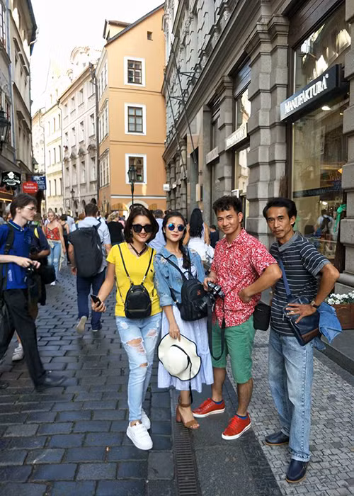 Xuân Bắc đang có chuyến công tác ở nước ngoài cùng các đồng nghiệp.