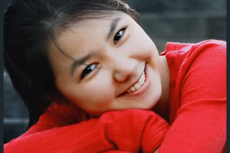 Tuy đã rời showbiz nhưng Ngô Quỳnh Anh vẫn có lượng fans khá lớn. Trên trang fanpage, nữ ca sĩ thỉnh thoảng cập nhật hình ảnh về cuộc sống hiện tại. Ở tuổi 34, Ngô Quỳnh Anh được khen ngợi vẫn trẻ trung, xinh đẹp. Ảnh: Fanpage nhân vật