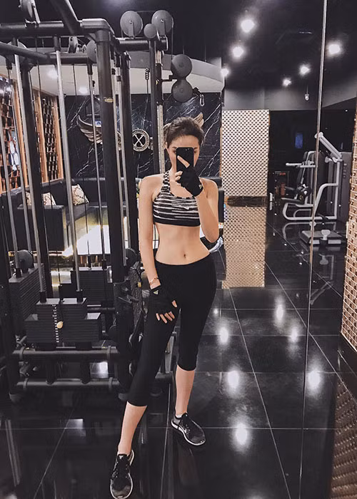 Hoa hậu Kỳ Duyên khoe vóc dáng săn chắc nhờ tập gym.
