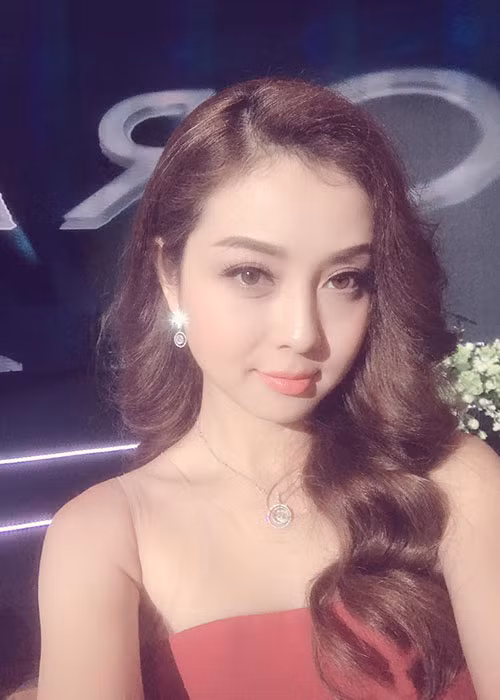 Jennifer Phạm đăng tải status: “Sáng ra có người bảo mình "Sao anh thấy em làm showbiz mà đơn giản quá nhỉ, chẳng cầu kỳ, cũng chẳng bon chen". Phải chăng là dấu hiệu của tuổi già ư? Nhưng thật sự là mình cứ thích cuộc sống yên bình với những gì đơn giản, nhẹ nhàng thôi, phức tạp để làm gì. Thời gian cho gia đình đã ít rồi, thời gian đâu mà toan tính, mưu mô. Ai làm gì, nói gì cũng kệ. Mình biết việc mình là đủ. Thế thôi”.