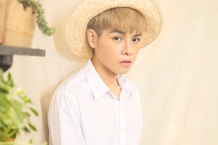 Ngoại hình của Đức Phúc bắt mắt hơn nhiều so với trước kia. Anh sở hữu chiếc cằm Vline, sống mũi cao và đôi môi trái tim. Ảnh: Intagram nhân vật