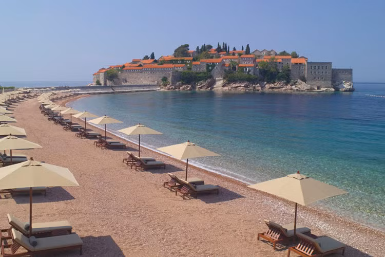 Cách tuyệt nhất để đến khu nghỉ dưỡng hạng sang trên hòn đảo nhỏ Sveti Stefan là bằng trực thăng từ Dubrovnik, Croatia, một hành trình 40 phút dọc bờ biển Adriatic với cảnh đẹp ngoạn mục.