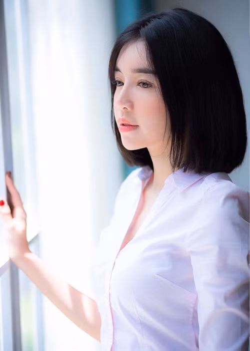  Hot Face sao Việt 24h: Elly Trần khoe mái tóc ngắn trẻ trung. “Là em, là tóc ngắn thương thương. Ủa, chuyện em cắt tóc ngắn mọi người biết chưa? Rồi mọi người khen em chưa?”, bà mẹ 2 con viết.
