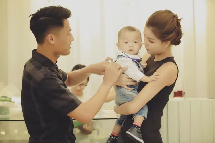 Kỳ Hân bày tỏ cô vô cùng hạnh phúc khi sinh được cậu con trai và được chồng yêu thương, chiều chuộng.