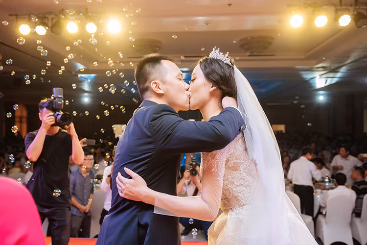 Vân Quỳnh và chồng khóa môi nhau ngọt ngào sau khi trao nhẫn cho nhau.