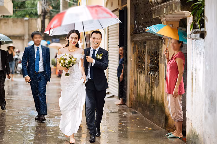 Ngày 17/8, đám cưới Á hậu Vân Quỳnh và chồng giảng viên đã được tổ chức tại Hà Nội. Trong lễ rước dâu, Vân Quỳnh được chồng ân cần che ô vì trời đổ mưa lớn.