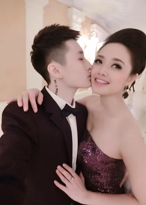 Công khai chuyện tình cảm, Ngọc Trang và người yêu phải cùng nhau đương đầu với định kiến xã hội. Cả hai còn dính nghi vấn dùng chuyện hẹn hò để PR tên tuổi. Trước tin đồn, nữ MC và người tình đồng giới đều lên tiếng phủ nhận. Ảnh: FBNV