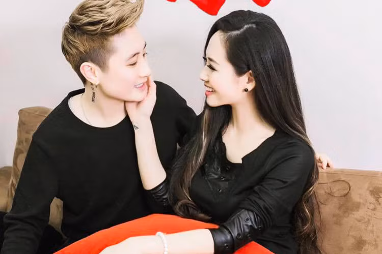 Được biết người yêu của Ngọc Trang - Lin Jay tên thật Lê Thảo Linh, kém nữ MC đến 8 tuổi. Lin Jay đang làm DJ. Theo lời Ngọc Trang, chính Lin Jay là người chủ động trong chuyện tình cảm và tỏ tình bằng 100 bông hồng xếp thành hình trái tim. Ảnh: FBNV