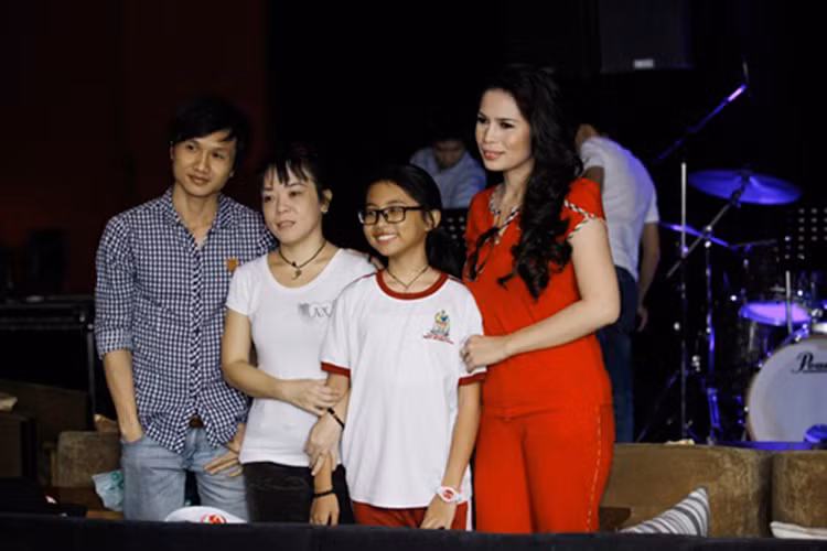 Năm 31 tuổi, do biến chứng của bệnh tiểu đường, đôi mắt của cô Út mờ dần và không còn thấy gì nữa. Thời điểm đó, cô rất buồn nhưng may mắn có Phương Mỹ Chi. Ảnh: Khám Phá